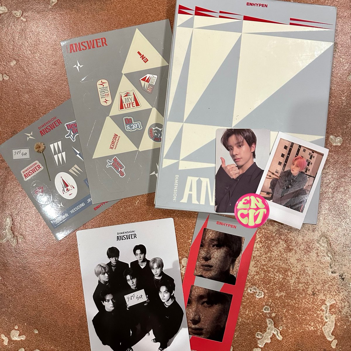 Warehouse_Encit's tweet photo. 🌸 GIVEAWAY 1ST ANNIVERSARY 🌸

Hadiah:
1 set Album Unsealed Enhypen (semua difoto)

Rules:
1. Follow @Warehouse_encit 
2. RT &amp; Like tweet ini
3. RT &amp; Like pinned tweet

End TBA ⏱️
Goodluck!!🥰 https://t.co/9Hlb9PS51o