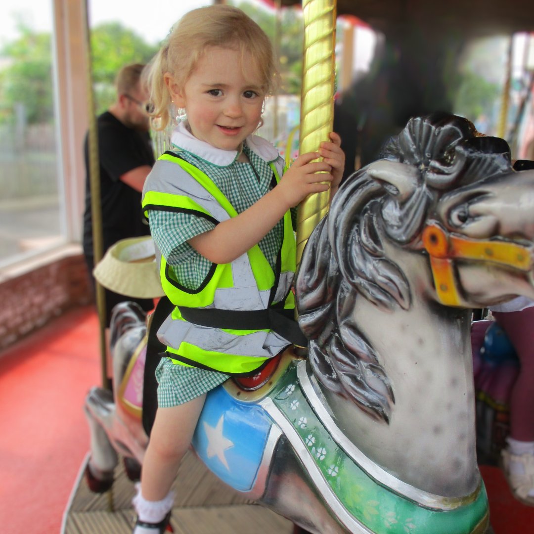 OaklandsSch's tweet photo. Our LK enjoyed family fun day at Old McDonald’s Farm! They were all very excited to stroke Snowy the rabbit, some tiny hedgehogs, and a pony called Josh. 

They enjoyed playing in the soft play and play areas and going on lots of fun rides! 

#OaklandsSchool #OakTreeSchools https://t.co/YlFH0ZuOlI