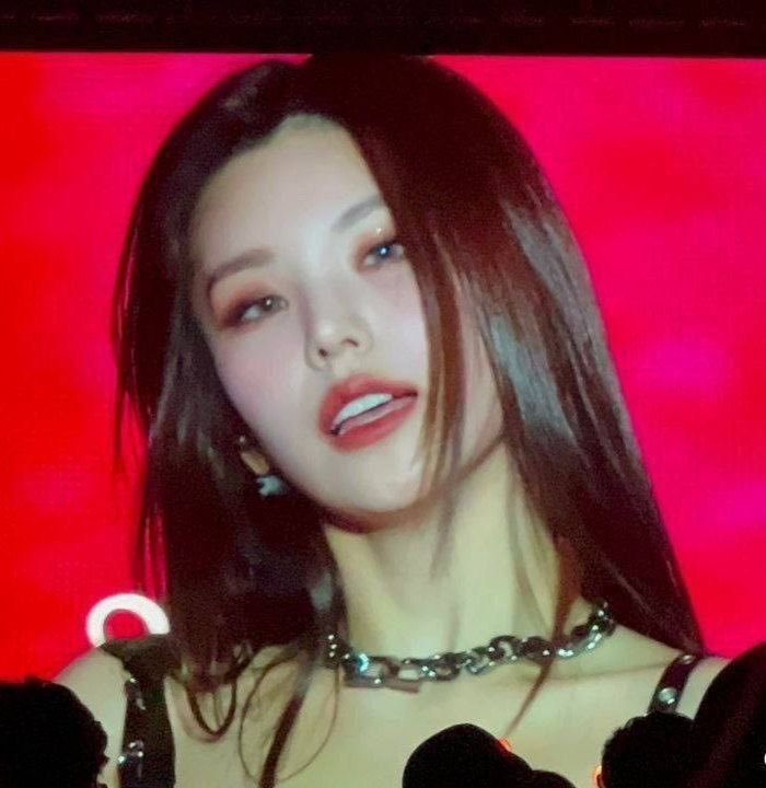 jisucosmic's tweet photo. i’m so glad yeji is yeji because if i was yeji i would be a hot insufferable evil villain https://t.co/H2bel1JwSX