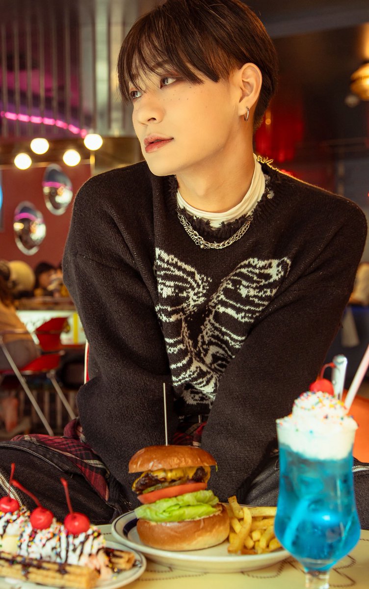 n_m_t_7310's tweet photo. A life of junky seasoning🍔🍟 https://t.co/EPpaKNm95k