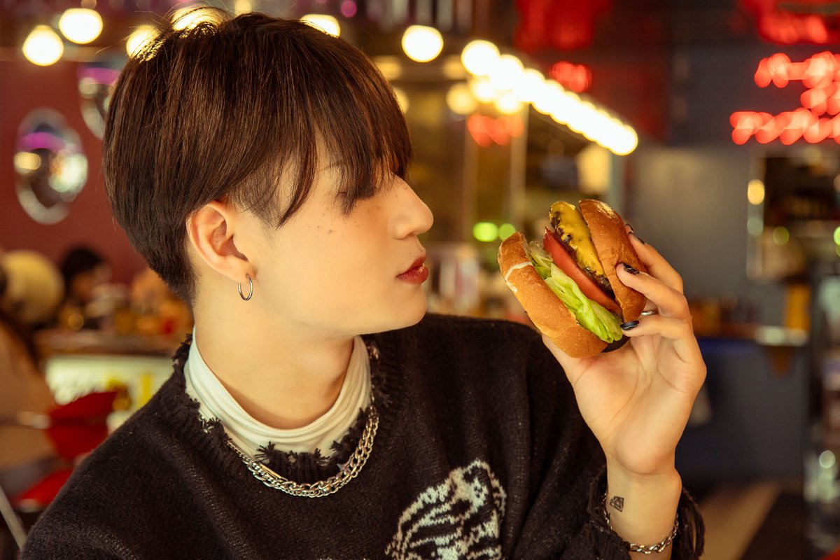n_m_t_7310's tweet photo. A life of junky seasoning🍔🍟 https://t.co/EPpaKNm95k