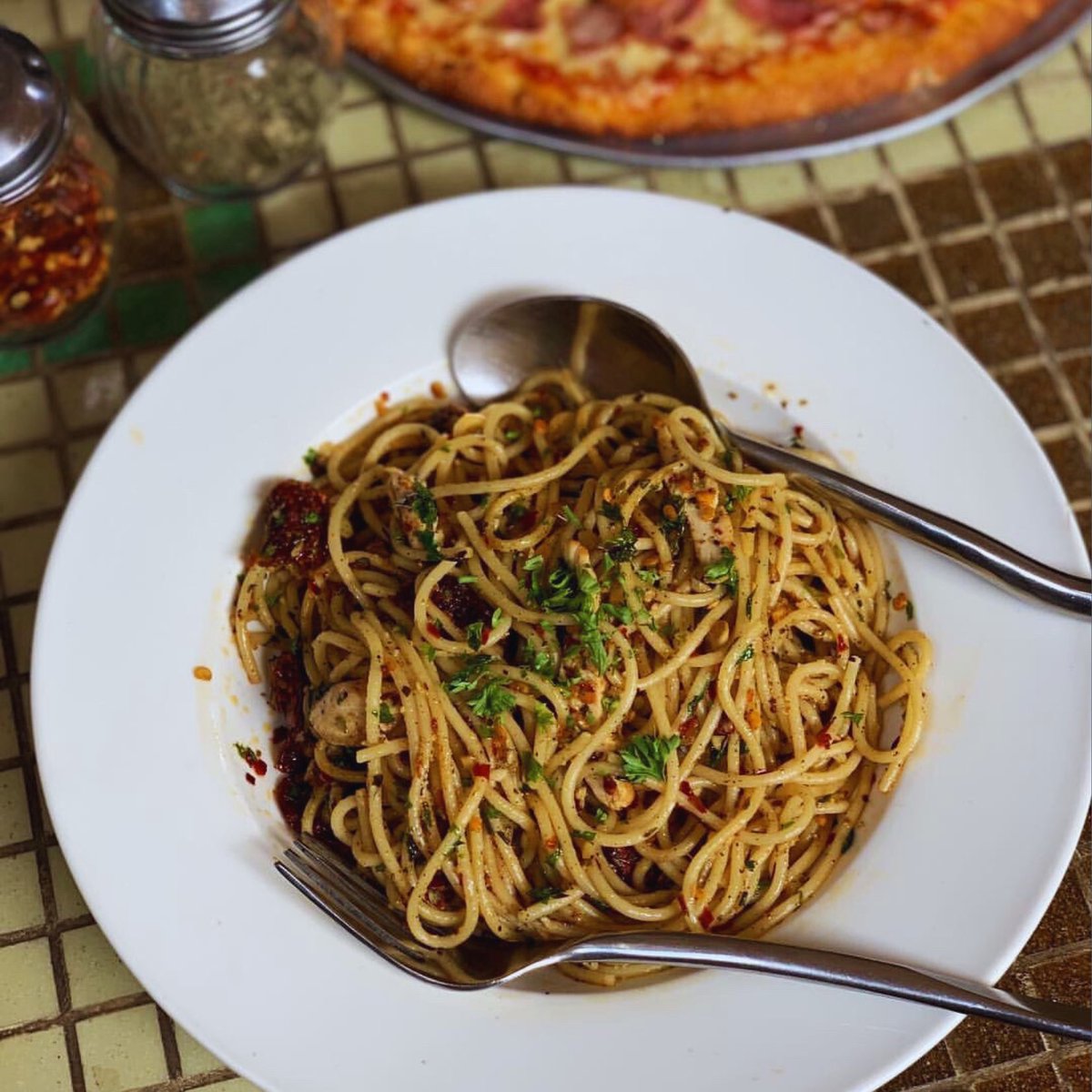 RayscafeBandra's tweet photo. You know what’s a good idea? Having our spaghetti alio olio for dinner tonight 🍝

For takeaways call us: 
Andheri - 022 46061414, Bandra - 9322003288

#RaysPizzeria #PizzaNight #orderin #spagettialioolio #Happiness #OrderOnline #bandra #mumbairains https://t.co/SdOztXB14l