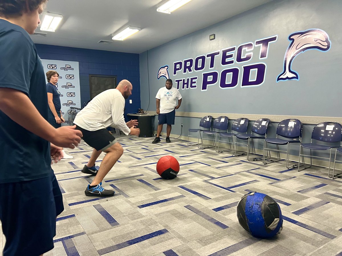 GSHSDolphins's tweet photo. Thank you Detroit ⁦@Lions⁩ Offensive Lineman @DanSkipper70 for sharing with the team today and especially for the fundamentals and mindset you shared with the Offensive Line! 
We#BallAtTheBeach 🏈🏖️
⁦@NFL⁩ 
⁦@nflnetwork⁩ https://t.co/cGw7Bx13Eq