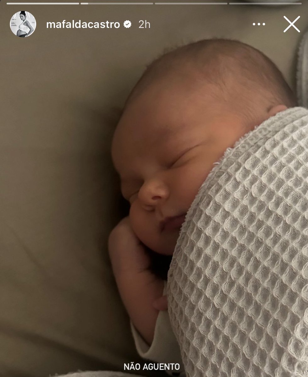 OLHEM AQUI 😭😭😭😭 parece que está com a mão a segurar a cabeça enquanto faz a sesta 🥺🥺