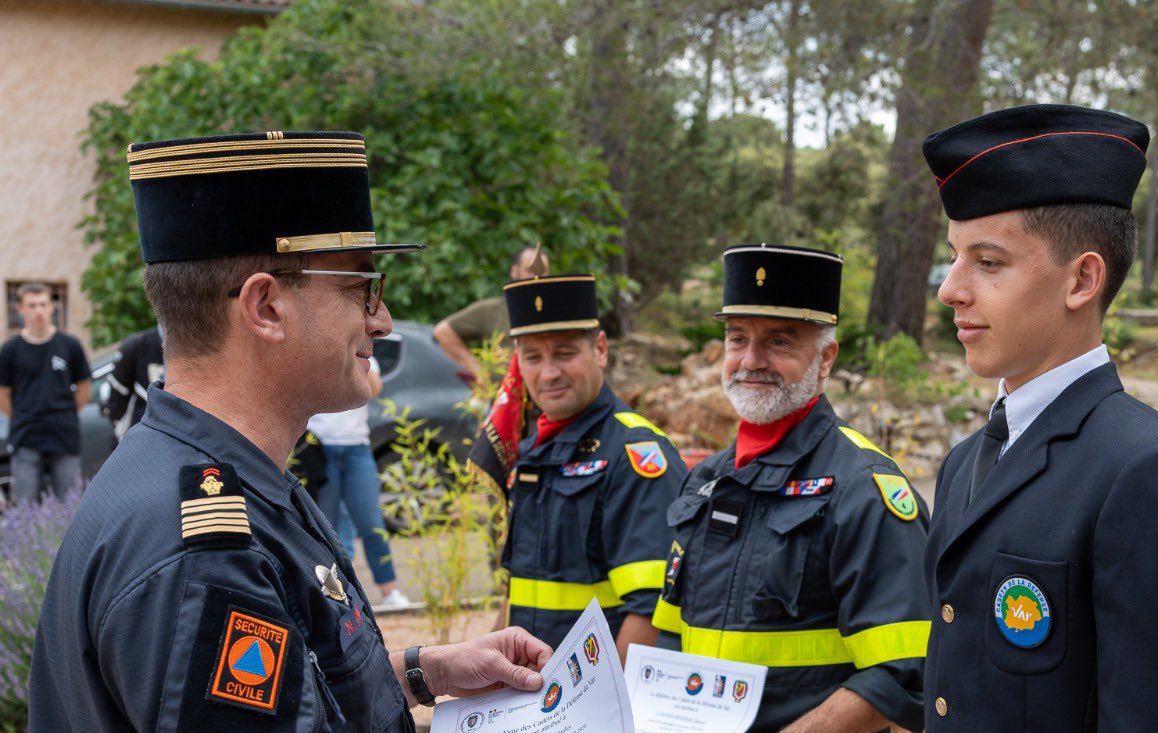 [ #cadets ] 

L’année scolaire s’achève pour la septième promotion des cadets de la sécurité civile. Aujourd’hui, ils ont reçu leur diplôme de La Défense lors de la cérémonie de clôture de cette grande aventure 🫱🏼‍🫲🏽 

Félicitations à tous, « cadets, tous unis » 🔥