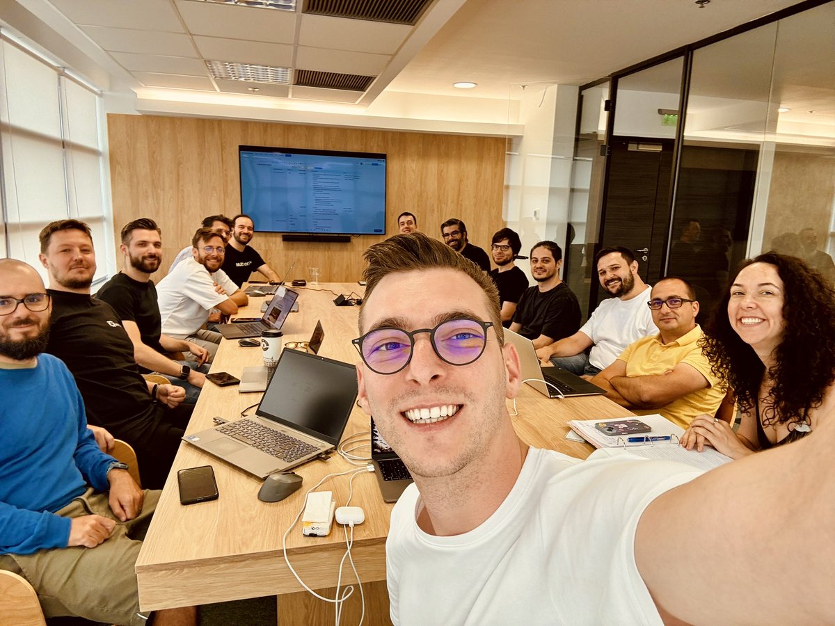 lucianmincu's tweet photo. It is a good day for scrience. 🤓

full day engineering drumbeats. 🔥 https://t.co/0Vp4EPKYOA