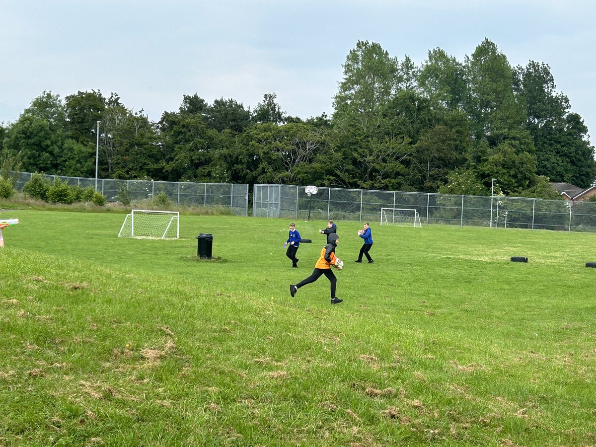DeanburnPS_P7A's tweet photo. We ended our Wednesday with the choice of a #WaterFight or #TrimTrack time! Lots of fun, games and friendships! #SummerTerm #HolidaysAreComing #Fun #Games #Friendships #P7Team ๐ https://t.co/iJYJXVnUyR