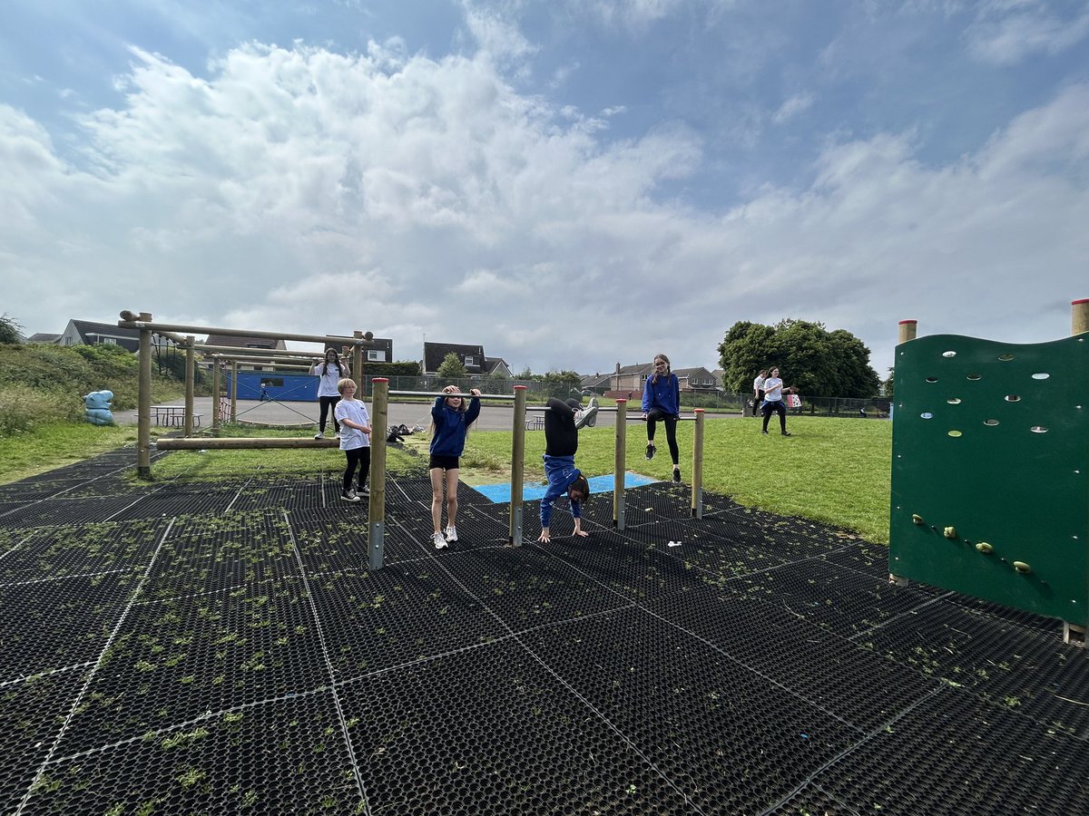 DeanburnPS_P7A's tweet photo. We ended our Wednesday with the choice of a #WaterFight or #TrimTrack time! Lots of fun, games and friendships! #SummerTerm #HolidaysAreComing #Fun #Games #Friendships #P7Team ๐ https://t.co/iJYJXVnUyR