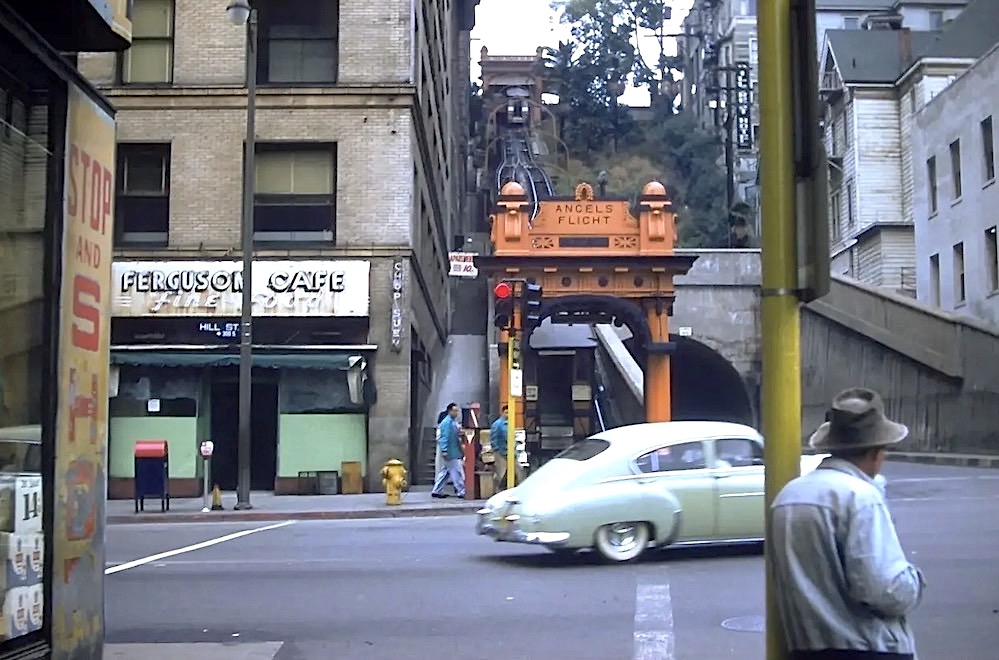 TurnbullMartin's tweet photo. I donโt know who decided that vermilion was the right color to paint the two stations of the Angels Flight funicular railway at the corner of Hill St and Third in downtown LA, but as we can see in this circa 1950s Kodachrome shot, it helped to make the station really stand out. https://t.co/ANUP1RRbnX