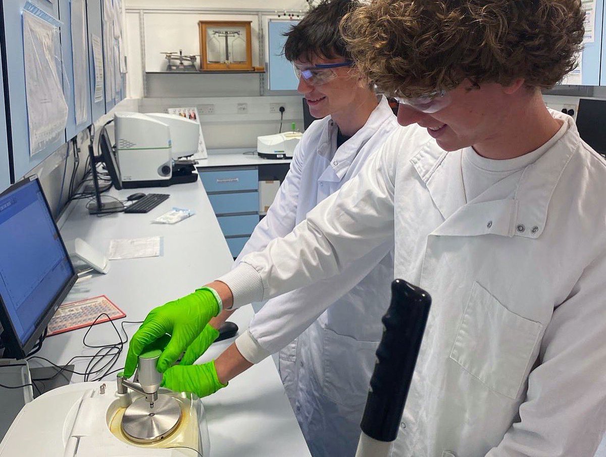 qmcollege's tweet photo. Thank you @SCCESurrey for hosting a group of our Chemistry A Level students! They had such a great day experiencing what it’s like to study Science in a Higher Education setting 🧪✨ @UniOfSurrey 

#Chemistry #STEM #SixthForm #College https://t.co/B6mDtc93aq