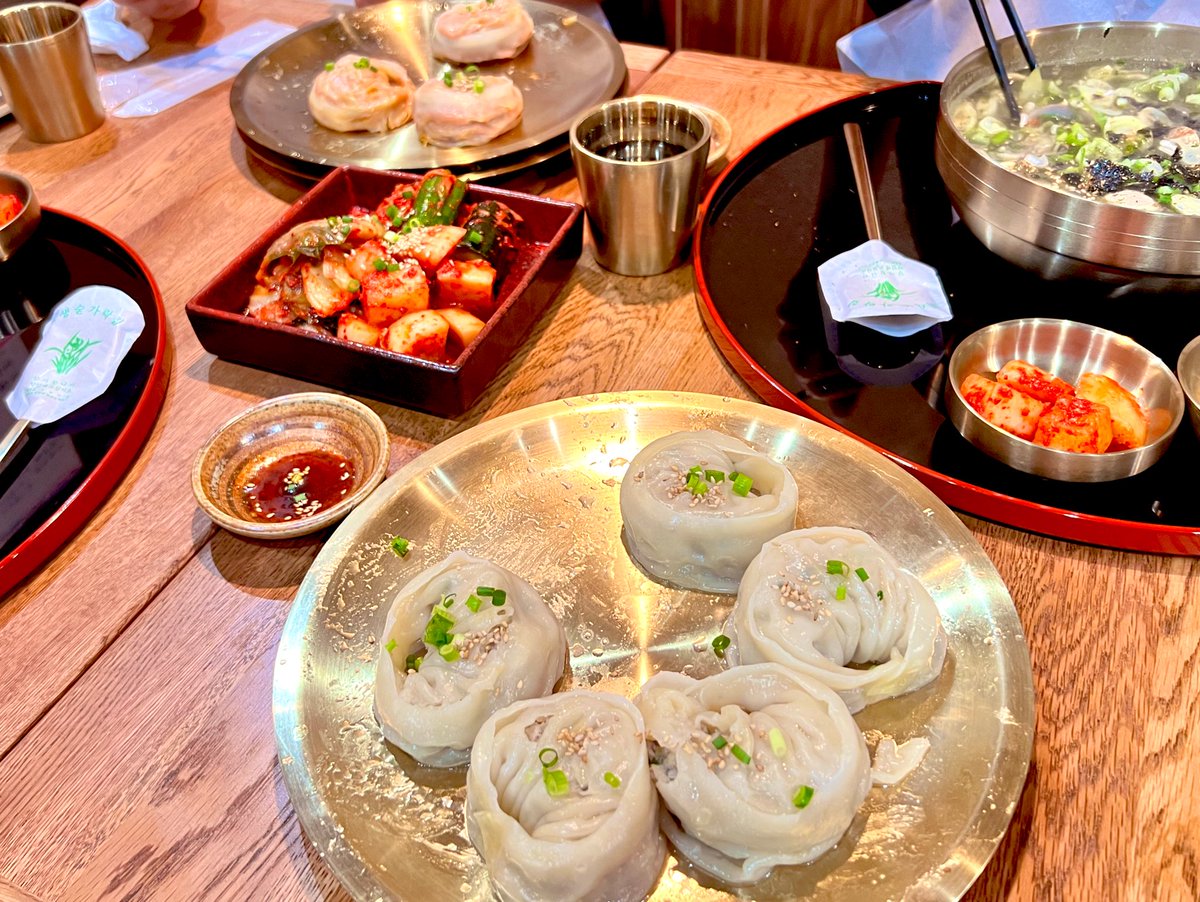 東京・新橋にある韓国式うどん屋「ミル」
ここで食べるカルグクスがほんとに美味しい…カルグクスで有名な「明洞餃子」以来、久しぶりに食べたという韓国人が大絶賛してました。ちなみにキムチマンドゥも顎が外れるぐらい美味しいので近くに寄ったらぜひ…