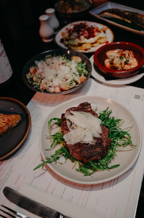 Juicy ribeye steak with Manchego cheese served on a bed of peppery rocket, does it get any better?😍

Send this to who you're sharing it with 📩