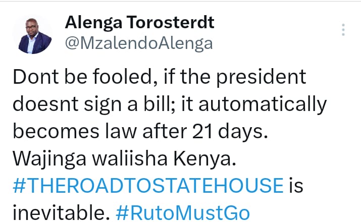 Saitabao's tweet photo. Ata kama mkono ya jamaa imetetemeka mpaka ameshindwa kusign ✍️ #RevolutionNowOrNever
#Rutofailedkenya #RutoReleaseAbductees #RutoLazimaUshuke #RutoMustGo https://t.co/NujKfcezw5