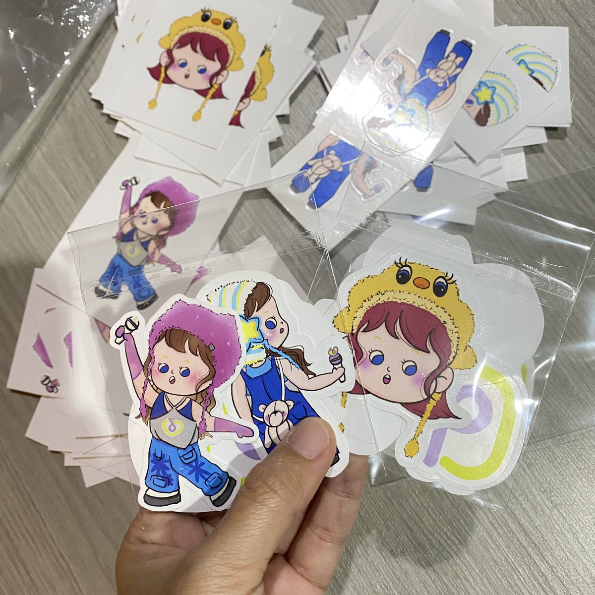 ismnkk's tweet photo. #HEREH_WORLD_TOUR_IN_BKK
Giveaway 👀🌟🎤🎶
ทำไปแจกทั้ง 2 วันเลยค่ะ
มารับกันนะคะ ตั้งใจทำไปเยอะมากๆ 💗

เราเดินแจกไปเรื่อยๆนะคะ ถ้าเห็นเราแจกอยู่ พุ่งตัวเข้ามารับเลยนะคะ 🙇🏻‍♀️🥹 https://t.co/vq9qx7BfLr