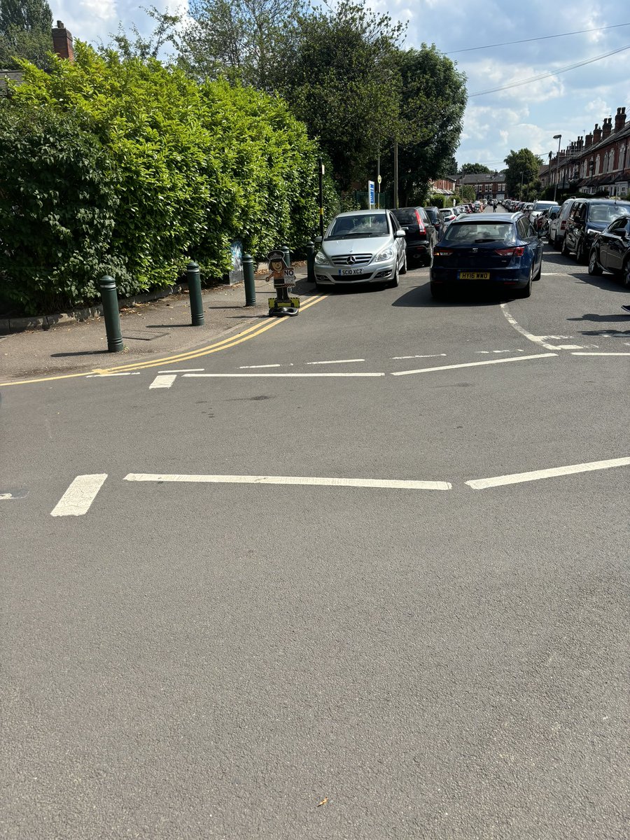 anthonyjpierce's tweet photo. @gardensinboots Just the 6 cars parked illegally causing chaos, if only they could get to Asda car park https://t.co/qB6hpPgJKI