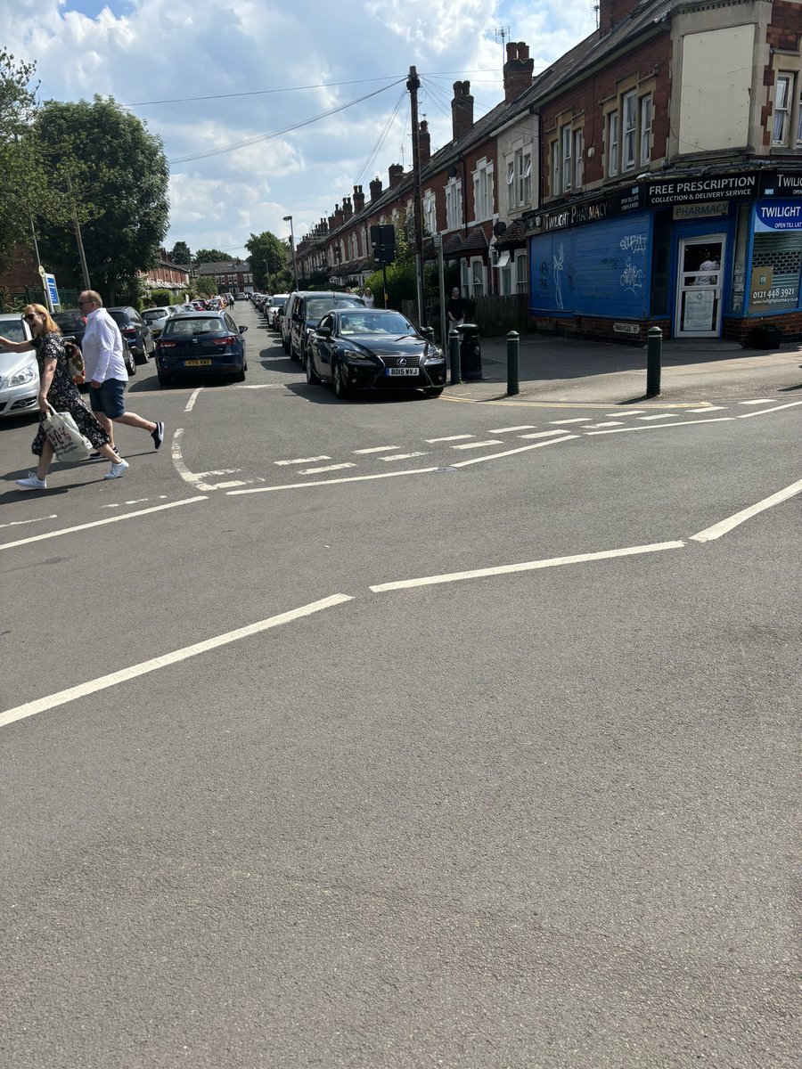 anthonyjpierce's tweet photo. @gardensinboots Just the 6 cars parked illegally causing chaos, if only they could get to Asda car park https://t.co/qB6hpPgJKI