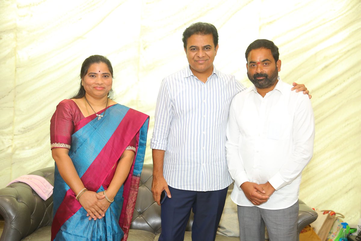 RajuShambipur's tweet photo. బీఆర్ఎస్ పార్టీ వర్కింగ్ ప���రెసిడెంట్ శ్రీ కేటీఆర్ గారు ఈ రోజు మా నివాసానికి రావడం జరిగింది. మా కుటుంబ సభ్యులను కలిసి యోగక్షేమాలు తెలుసుకోవడం జరిగింది.

Thank you @KTRBRS Anna https://t.co/6HRss1x28M