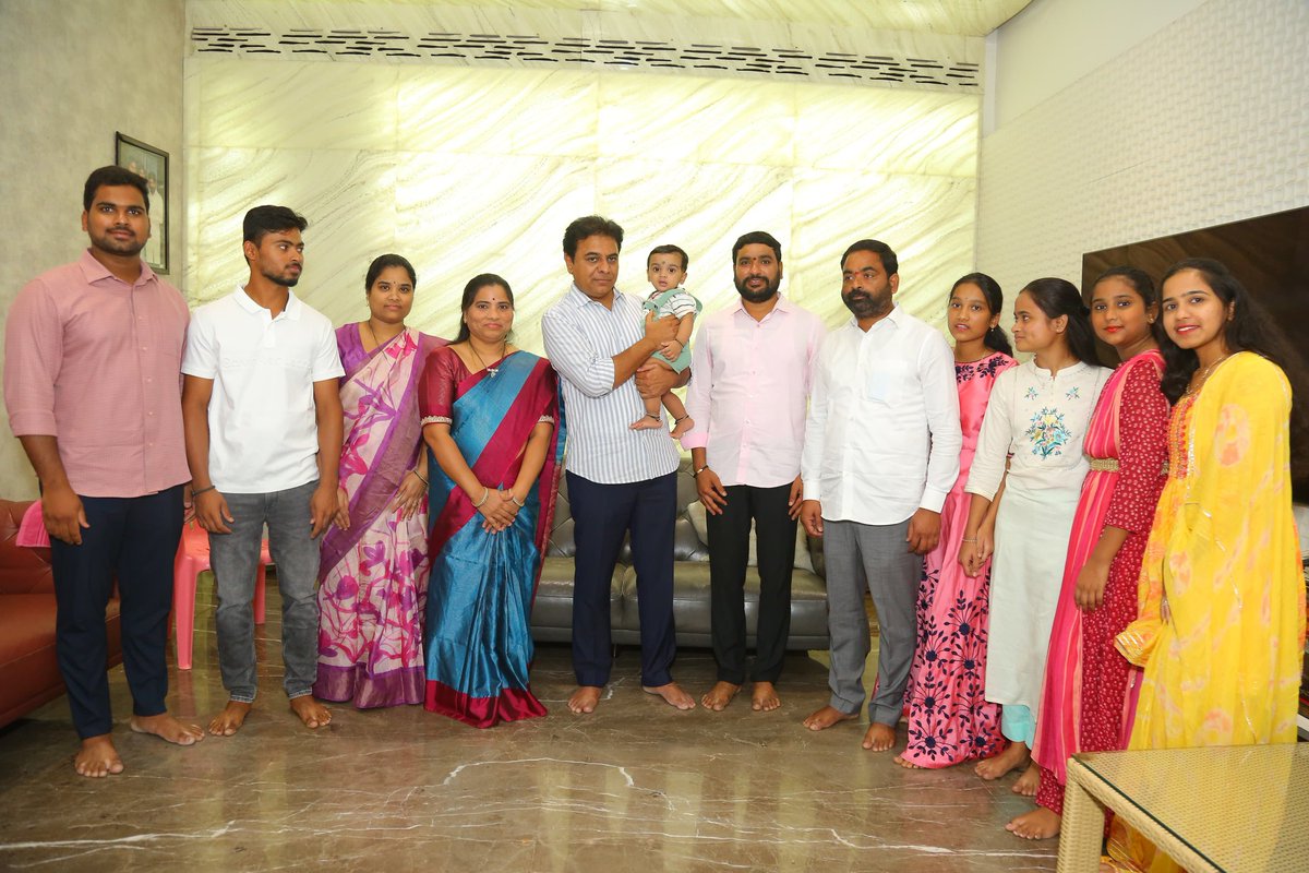 RajuShambipur's tweet photo. బీఆర్ఎస్ పార్టీ వర్కింగ్ ప���రెసిడెంట్ శ్రీ కేటీఆర్ గారు ఈ రోజు మా నివాసానికి రావడం జరిగింది. మా కుటుంబ సభ్యులను కలిసి యోగక్షేమాలు తెలుసుకోవడం జరిగింది.

Thank you @KTRBRS Anna https://t.co/6HRss1x28M