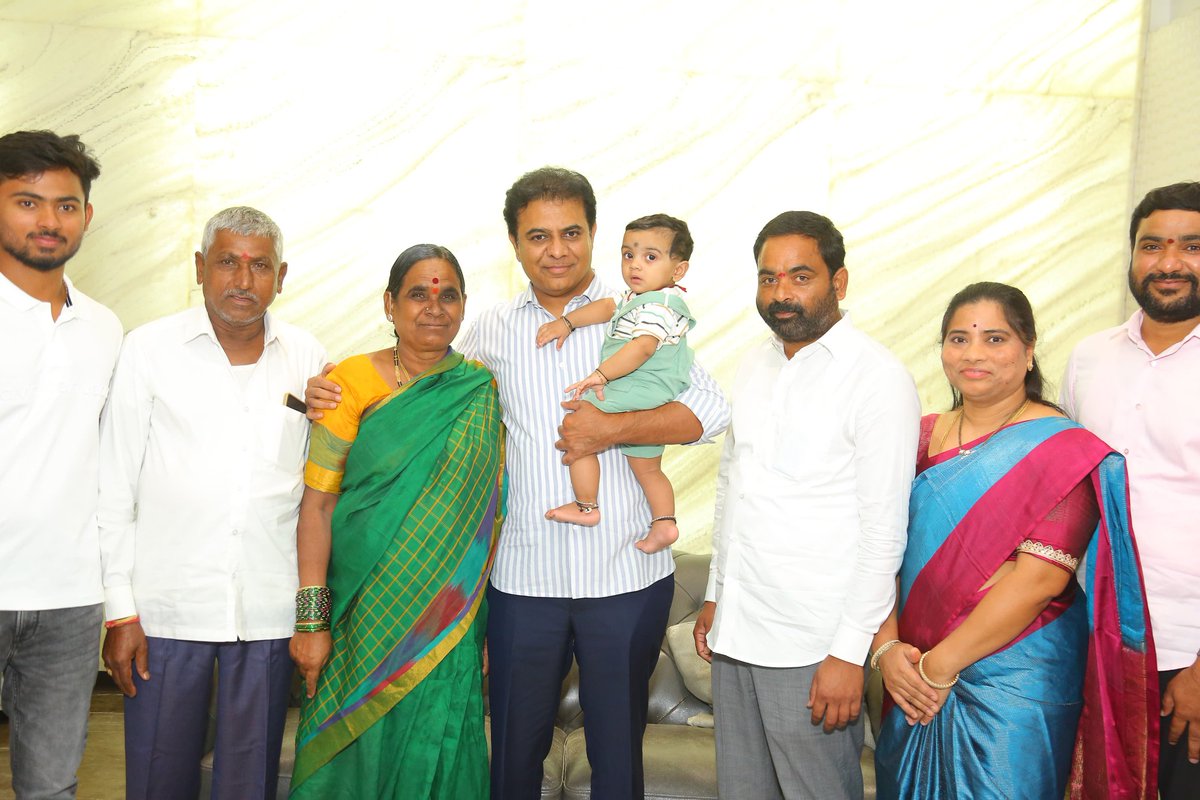 RajuShambipur's tweet photo. బీఆర్ఎస్ పార్టీ వర్కింగ్ ప���రెసిడెంట్ శ్రీ కేటీఆర్ గారు ఈ రోజు మా నివాసానికి రావడం జరిగింది. మా కుటుంబ సభ్యులను కలిసి యోగక్షేమాలు తెలుసుకోవడం జరిగింది.

Thank you @KTRBRS Anna https://t.co/6HRss1x28M