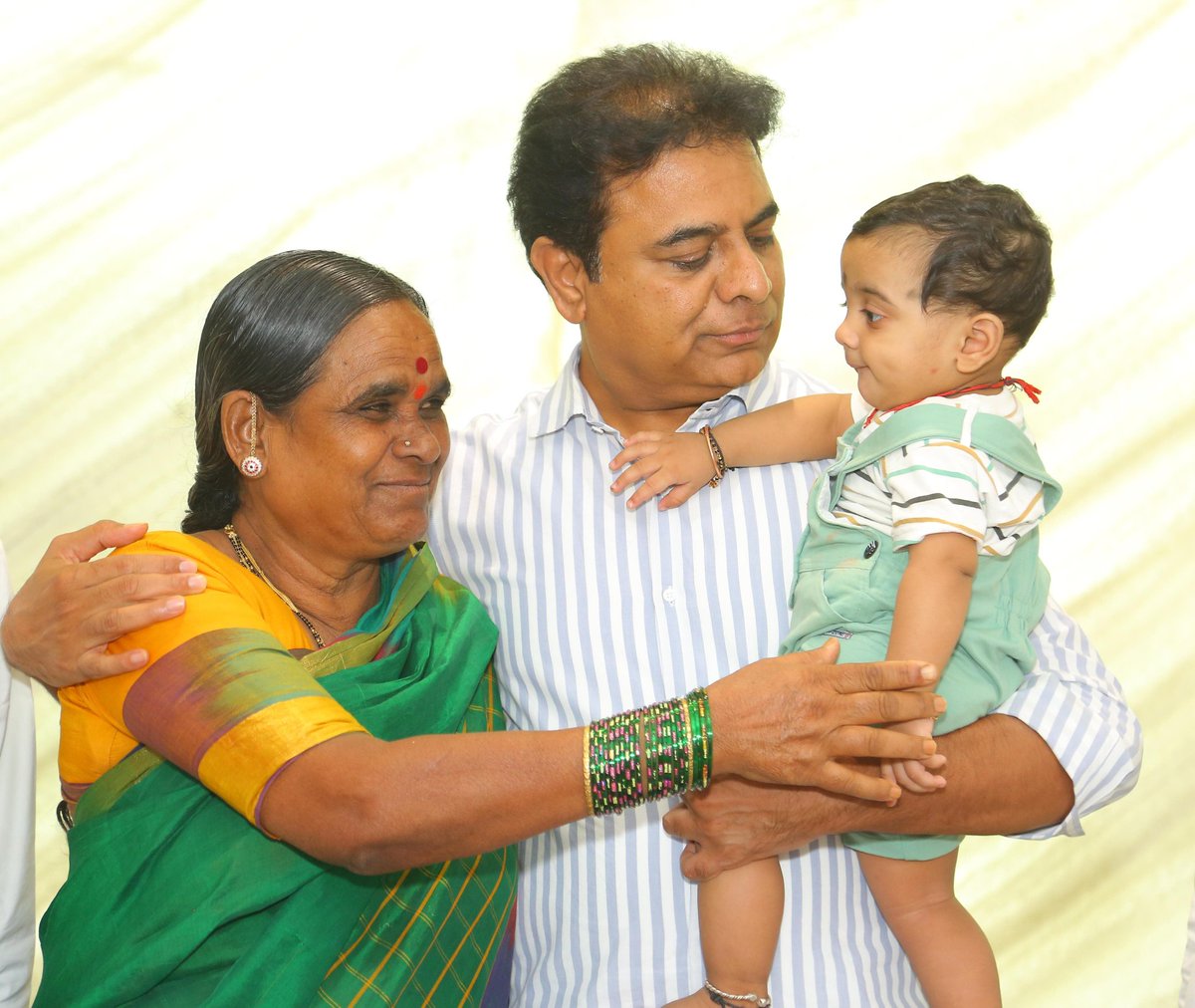 RajuShambipur's tweet photo. బీఆర్ఎస్ పార్టీ వర్కింగ్ ప���రెసిడెంట్ శ్రీ కేటీఆర్ గారు ఈ రోజు మా నివాసానికి రావడం జరిగింది. మా కుటుంబ సభ్యులను కలిసి యోగక్షేమాలు తెలుసుకోవడం జరిగింది.

Thank you @KTRBRS Anna https://t.co/6HRss1x28M