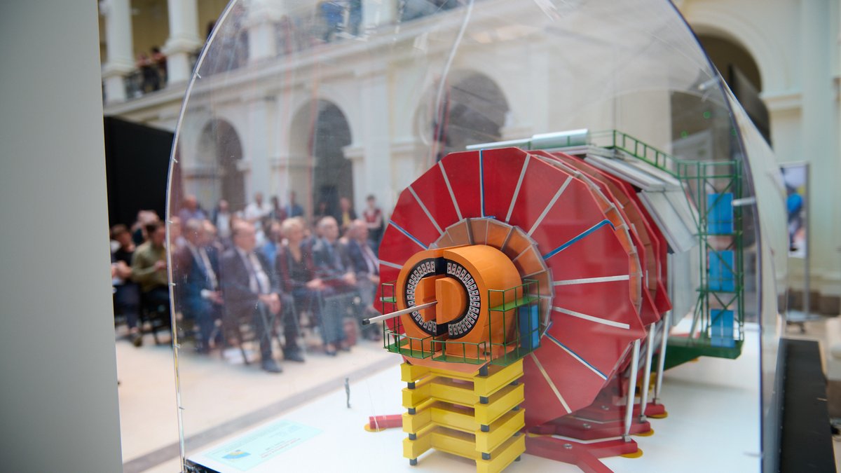 fizyka_pw's tweet photo. Ostatnie dni wystawy @CERN #AcceleratingScience w Warszawie! Jeszcze przez kilka dni będzie można odkrywać tajemnice Wszechświata w samym centrum naszej auli ⚛️ Później wystawa zawita na @PolitechnikaGda https://t.co/YMAJNRMaw8