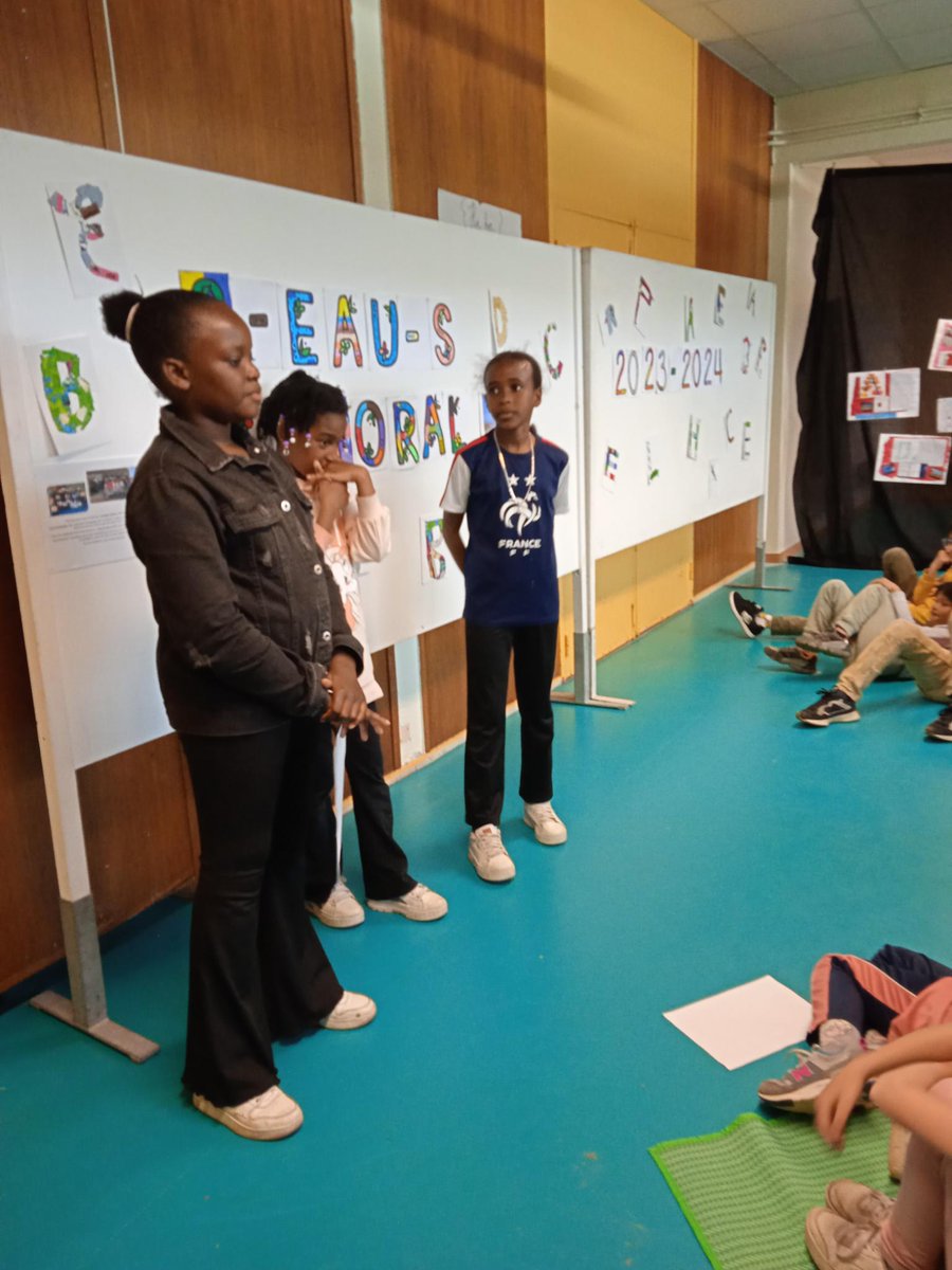 Superbe expo des CM1 de l'école Bois du Château <a href="/VilledeLorient/">Ville de Lorient</a>
 qui conclut le travail de l'année sur le thème de la mer grâce <a href="/LorientAgglo/">Lorient Agglo</a>
 et #SeauSlittoral. Merci également 
<a href="/regionbretagne/">Région Bretagne</a> pour la classe découverte dont les enfants ont pu bénéficier ! Mille bravos aux CM1 !
