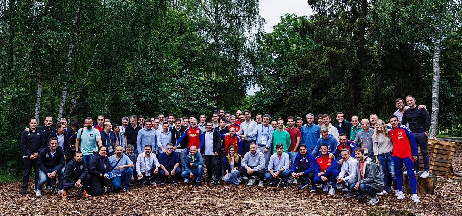¿Qué os dice la foto de los periodistas españoles que cubren la información de España en la #EURo2024? 

🙃 2024