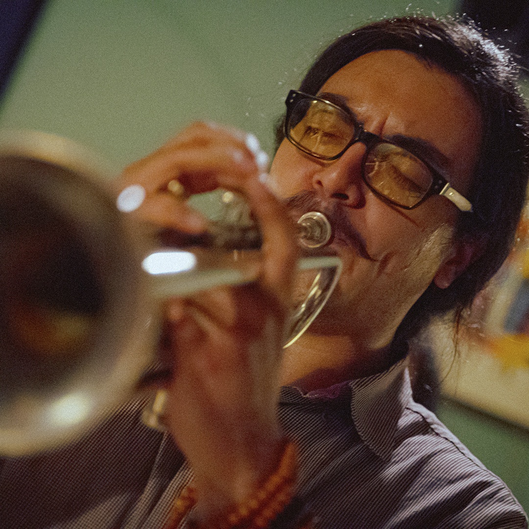 "En el universo de la música, nuestras diferencias se convierten en armonía. 🌟🎵 Descubre cómo nos unimos en la diversidad. #Diversidad #Armonía #Música #AI"