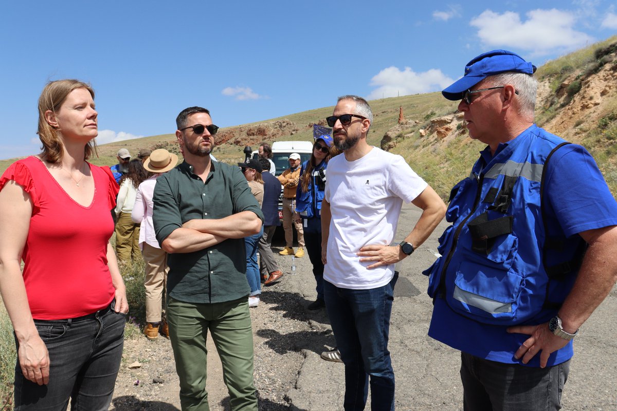 Honoured to host the Committee for Civilian Aspects of Crisis Management #CivCom.🇪🇺
Today, the delegates met with EUMA staff and joined patrols in Goris, Khachik and Yeraskh villages to learn more about EUMA’s work and the situation on the ground.
<a href="/eu_eeas/">European External Action Service - EEAS 🇪🇺</a> <a href="/EUSec_Defence/">EUSecurityDefence</a>