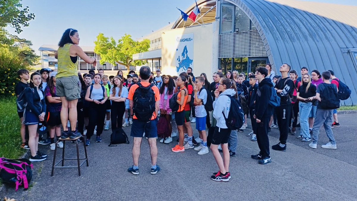 Départ de la randonnée pour 4 classes ce mardi. Mme Vioux donne les consignes. 👍