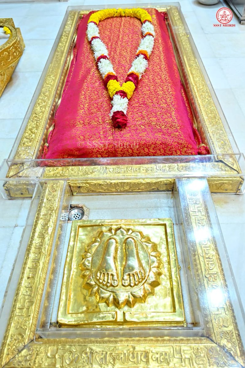 SaiShraddha11's tweet photo. 🙏श्री शिरडी साईबाबा धूप आरती दर्शन🙏
🌹बुधवार २६ जून २०२४🌹
आरती साईबाबा । सौख्यदातार जीवा । चरणरजातली ।
द्यावा दासा विसावा, भक्तां विसावा ।। आ ।।
जाळूनियां अनंग। स्वस्वरूपी राहे दंग ।
मुमुक्षु जनां दावी । निज डोळां श्रीरंग। डोळां श्रीरंग।।
आरती साईबाबा...... https://t.co/pdoBDjHMOf