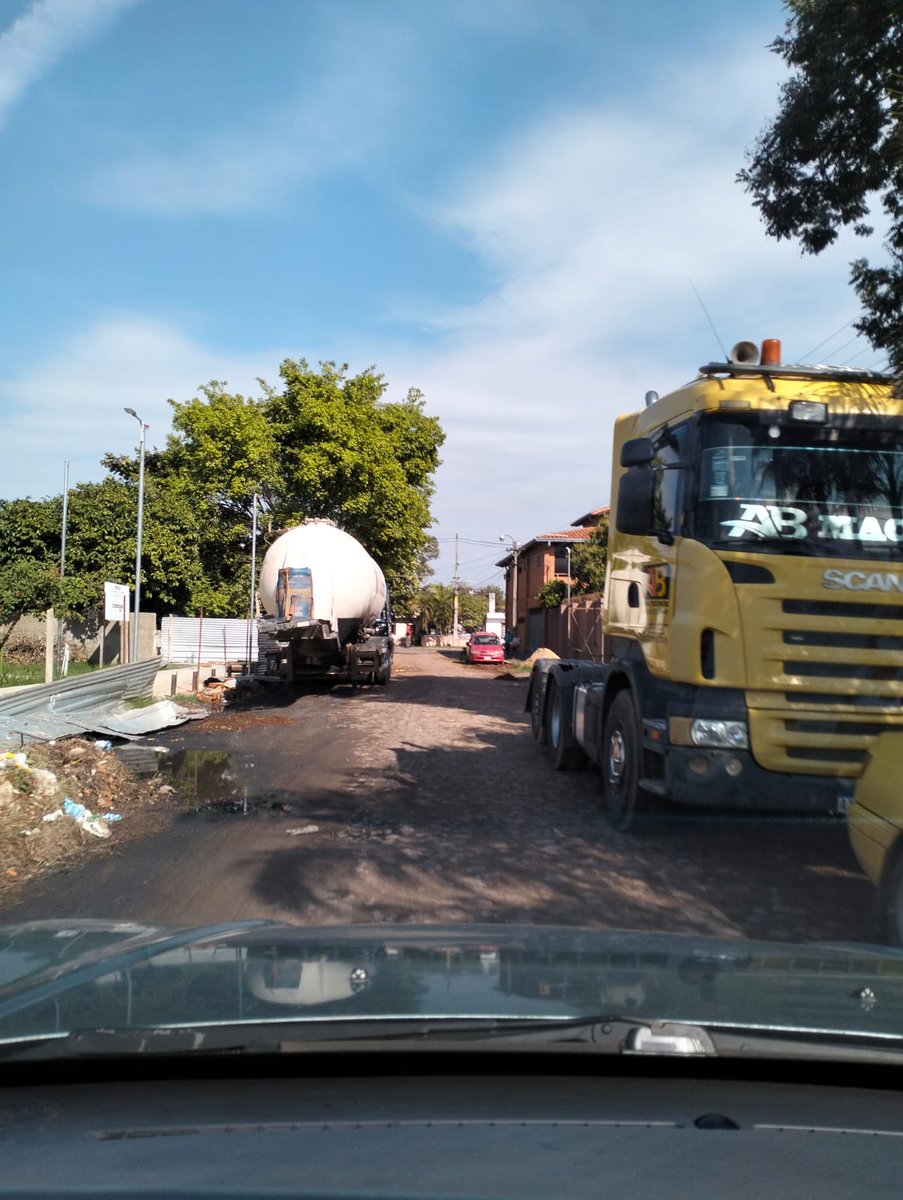 DUrbieta's tweet photo. @AsuncionMuni @nenechopy @ABCDigital Señores de la Municipalidad de Asunción necesitamos que hagan algo con esto, no solo rompen las calles que de por si ya son un desastre , sino que tampoco dejan circular y se adueñan de la calle , Barrio Ytay, frente a la plaza Ytay https://t.co/nHVhUnlJTM
