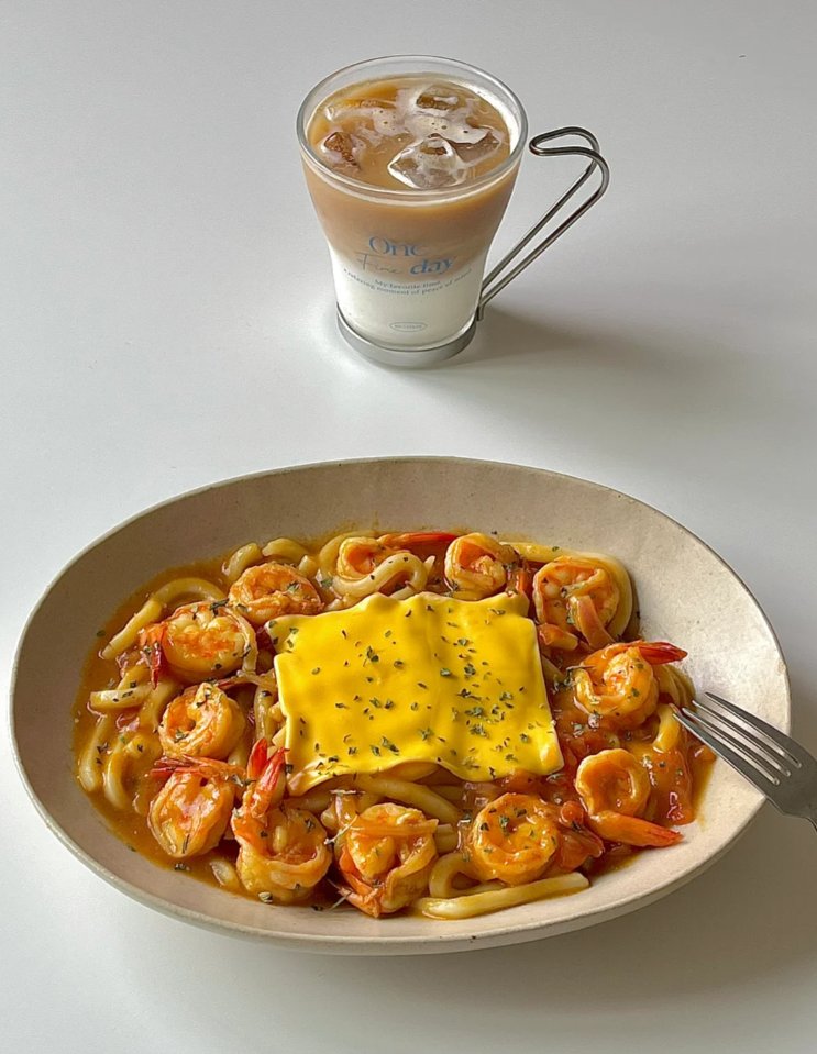 チーズカレーエビとトマトのウドン😋