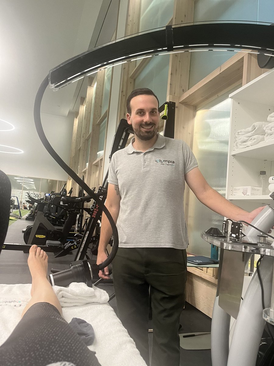 amapolamg's tweet photo. Bomba diamagnética en @Olympia_GrupoQS con mi fisio @DavidBriones93 para tratar el esguince de tobillo grado I que me hecho con la moto de la forma más tonta…😅

No me canso de decir lo maravillosamente bien que está dirigido el departamento de fisioterapia por Fernando Reyes👏🏻 https://t.co/7z2BfGUS4p