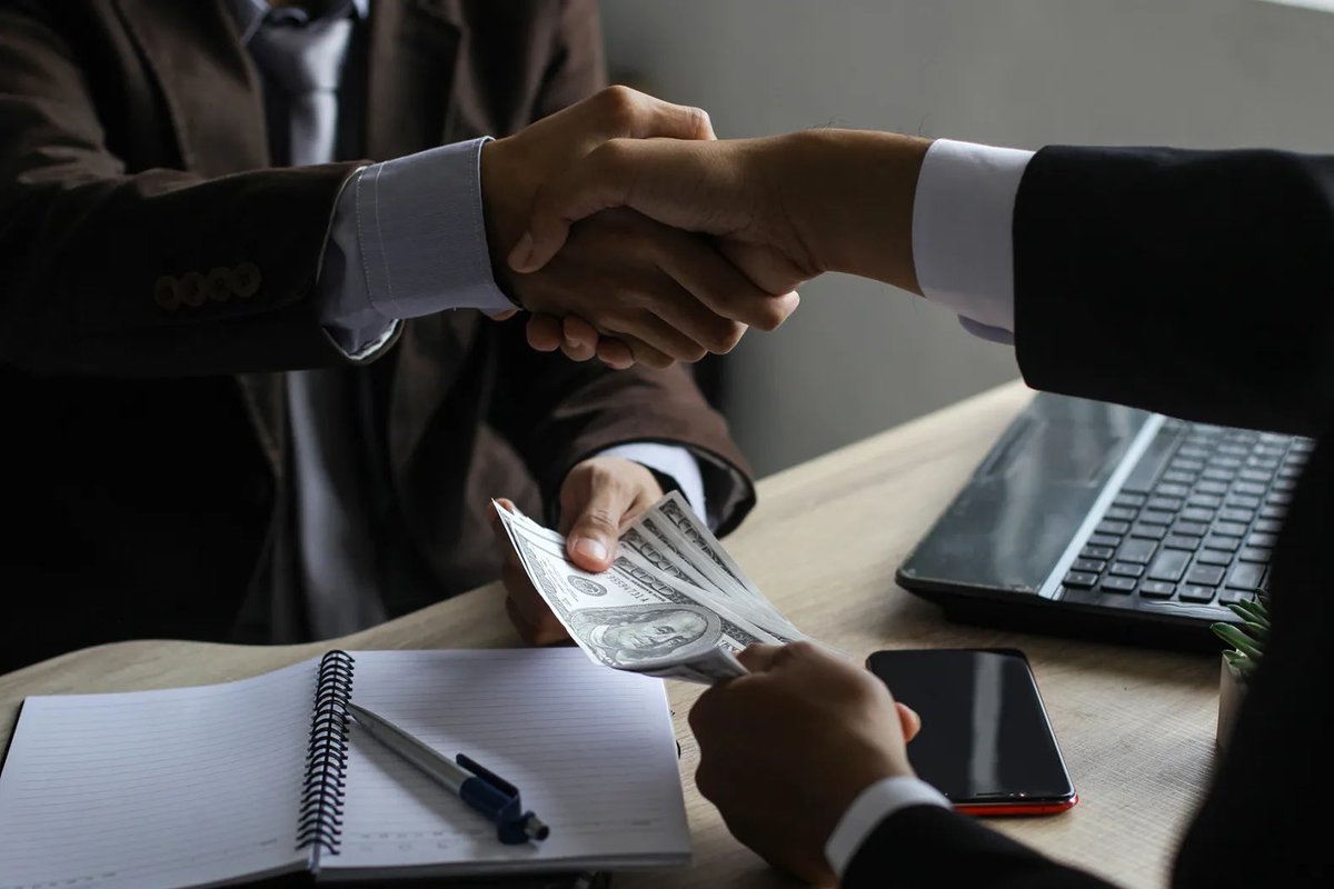 RollingStone's tweet image. BREAKING: The Supreme Court decided on Wednesday that writing checks to politicians as thank-you payments for corrupt contracting decisions does not constitute bribery under federal law.

More: rollingstone.com/politics/polit…