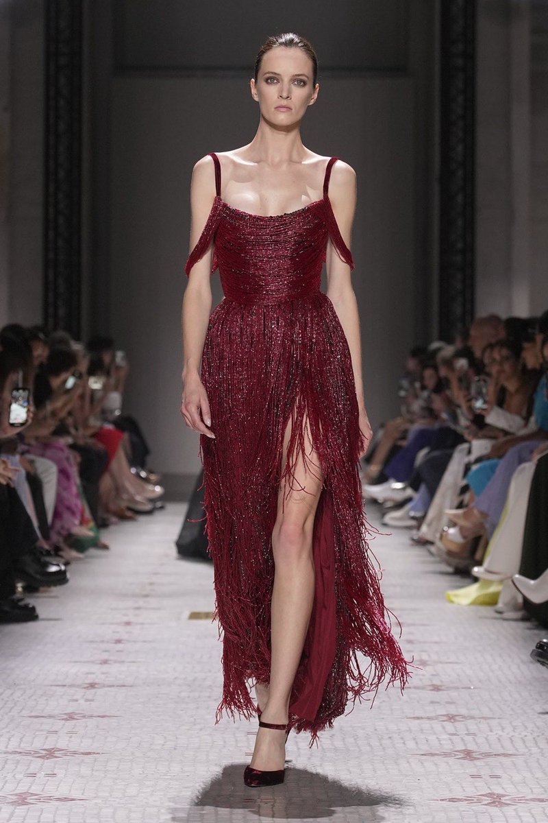 CoutureIsBeyond's tweet photo. Elie Saab Couture F/W 2024 #PFW https://t.co/9h125KIIA2