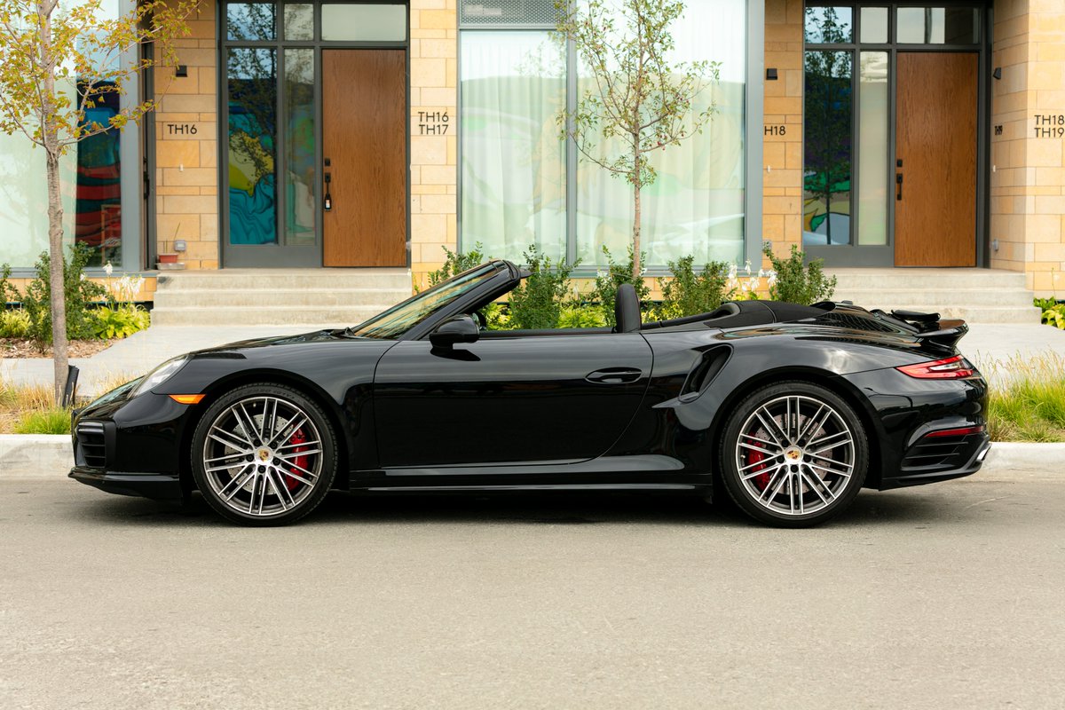 TABcanada's tweet image. Why settle for ordinary when you can enjoy the extraordinary? Now’s the time to drive away in a sleek convertible. ☀️🌊 #ConvertibleLife #DriveWithStyle 

torontoautobrokers.com/vehicles/?qs=c…