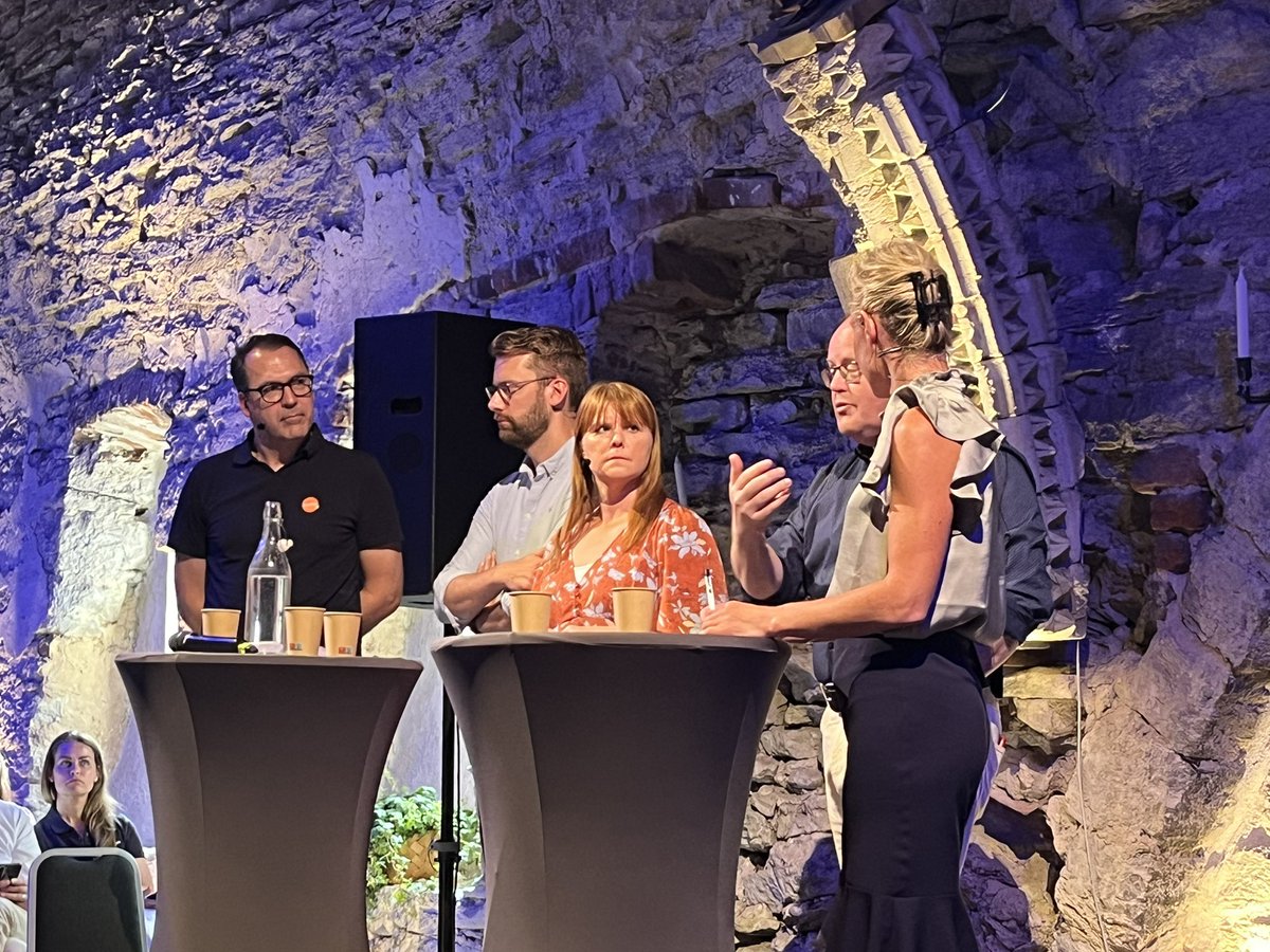 Något av ett tema för årets Almedal är var kostnaderna för elektrifiering och utbyggd resiliens ska hamna; på kundkollektivet, skattsedeln eller lånefinansierad investering i framtiden? Här på @ellevios seminarium på #arenaenergi <a href="/energiforetagen/">Energiforetagen</a>