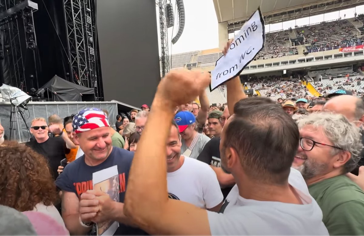 ABessai's tweet photo. Et sinon comment faire quand on se trouve au 1er rang fosse collé à la scène.. Et tout d'un coup une envie pressante ❓️ 🤪😊
#BrucespringsteenTour2024
#Barcelona https://t.co/mz6VndQZeI