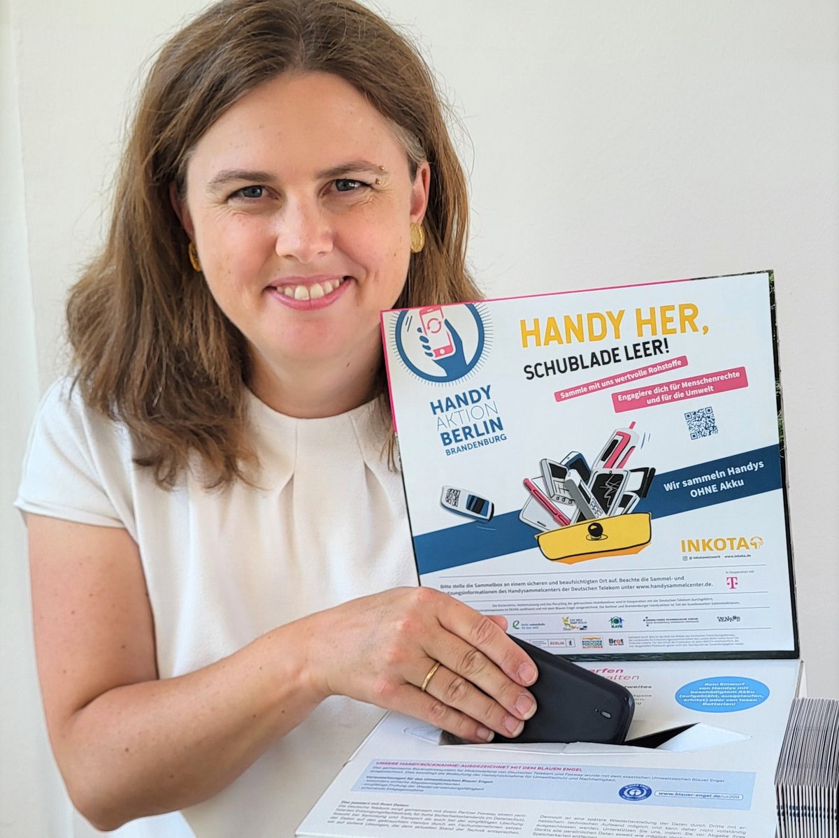 BA_Xhain's tweet photo. Handy-Sammelaktion📱📴📲 in bezirklichen Einrichtungen in #Xhain gestartet. #Rohstoffschätze ♻️#recyceln durch fachgerechte #Entsorgung. @INKOTA Boxen in der Bezirkszentral- und in der Mittelpunktbibliothek.
▶️ https://t.co/Ug7Ot9AXQS https://t.co/D54IGCMkSB