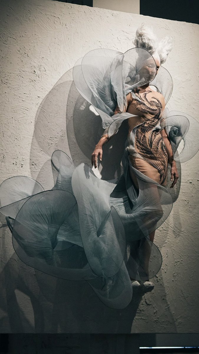 KNXT____'s tweet photo. Still thinking about this…
#irisvanherpen #cocorocha https://t.co/y0vKD10wue
