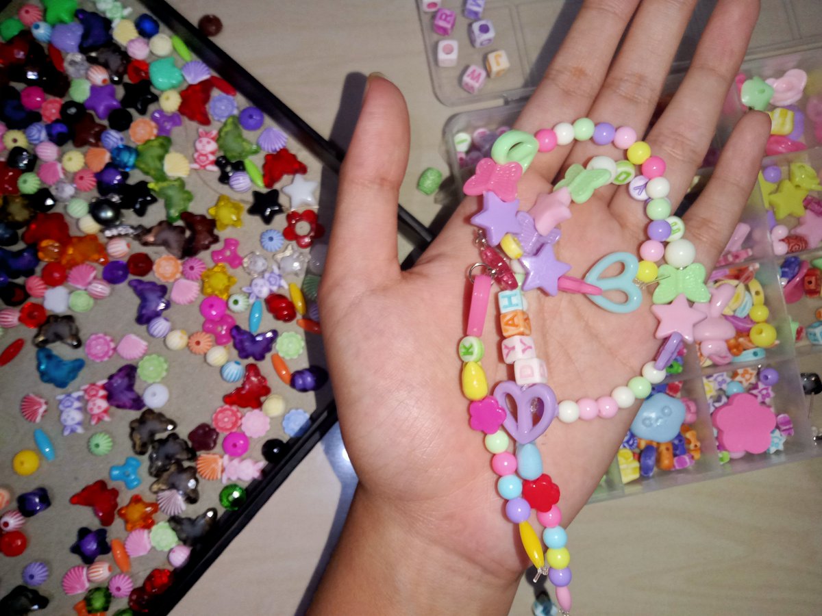 riverofhers's tweet photo. hari ini aku gak ada agenda belajar muuuts, aku hari ini hias jepit gemesh dan bikin gelang + ganci sama adikkuuu https://t.co/oZTWcqEWjA