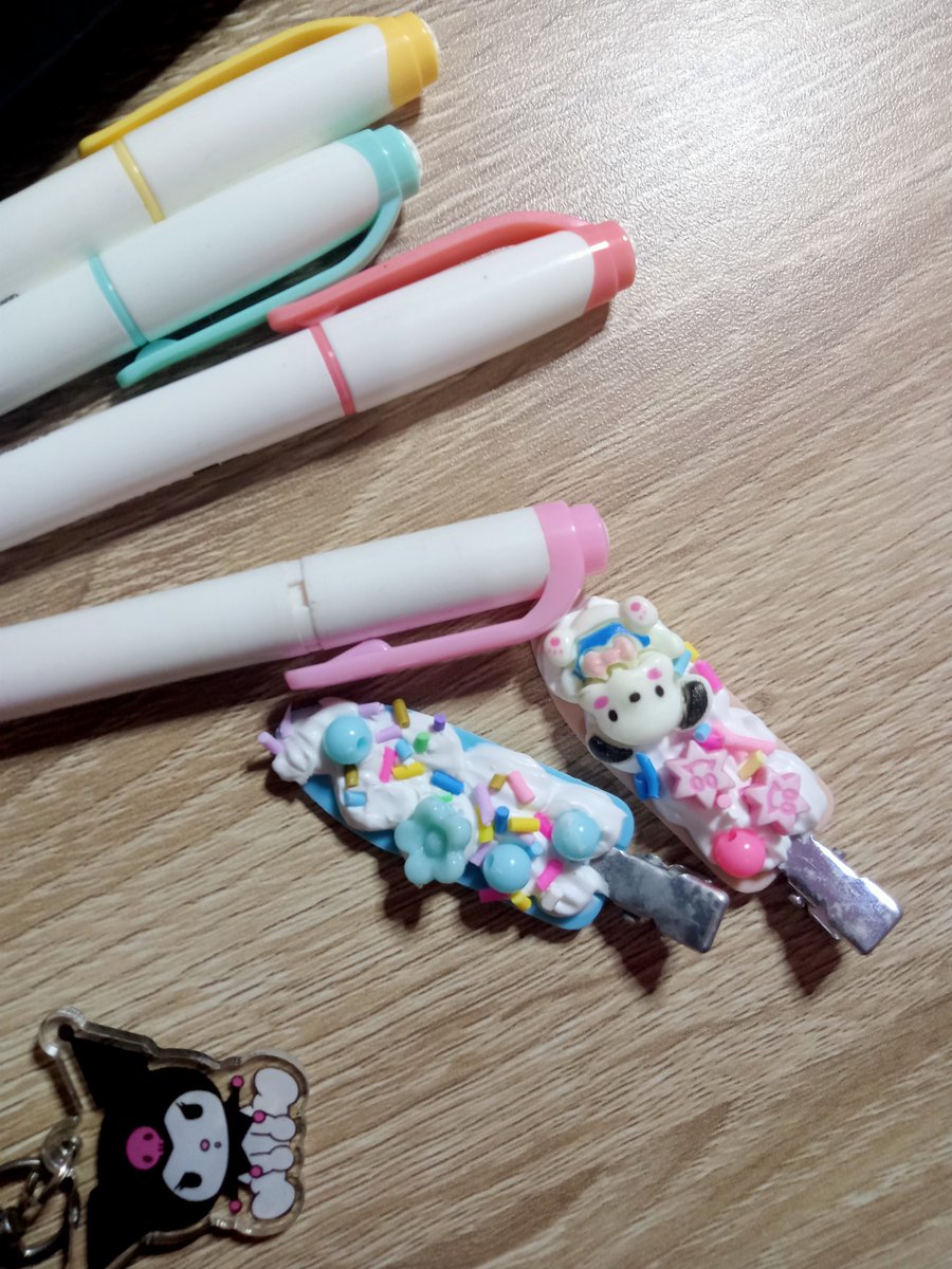 riverofhers's tweet photo. hari ini aku gak ada agenda belajar muuuts, aku hari ini hias jepit gemesh dan bikin gelang + ganci sama adikkuuu https://t.co/oZTWcqEWjA