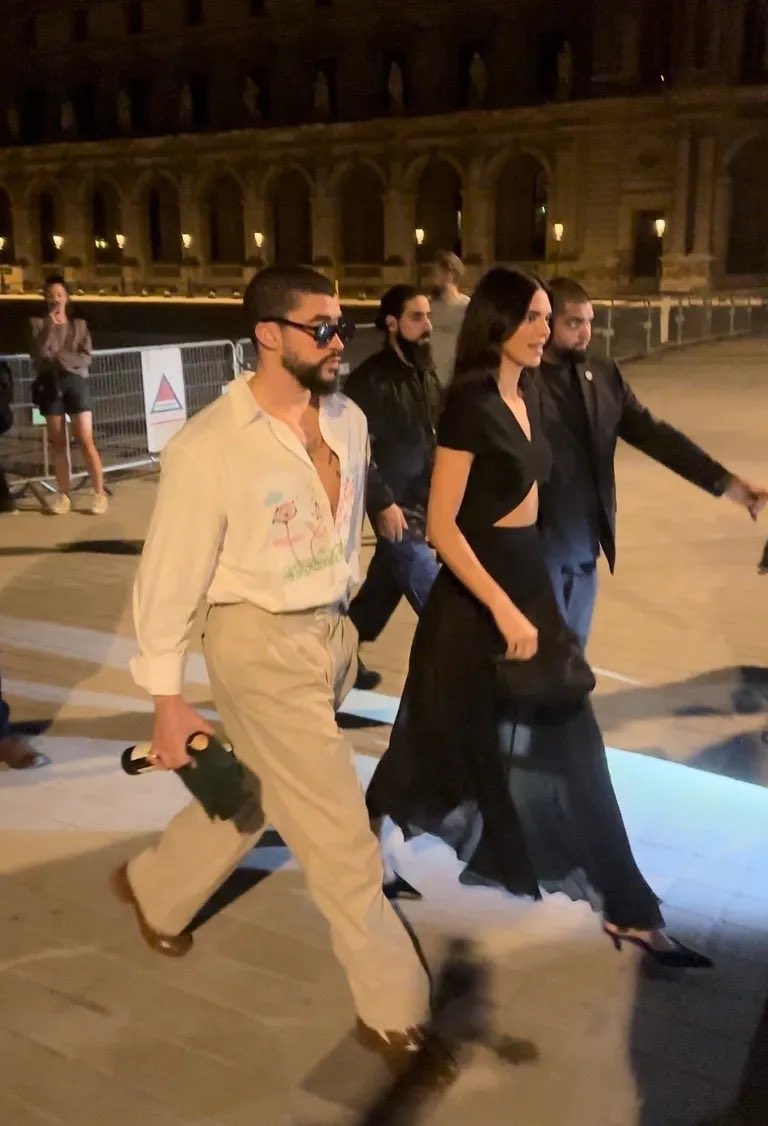 AccessBadBunny's tweet photo. Bad Bunny and Kendall Jenner had a private date at the Louvre Museum in Paris. 🇫🇷🎨

“The Louvre representatives confirmed to MailOnline that Kendall was hosted for a private tour while the museum was closed”. https://t.co/PUEehCWzVO