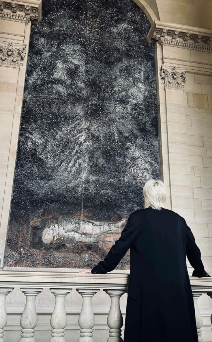 _haofolder_'s tweet photo. Nothing just minghao admiring artworks when he's a work of art himself 🫶 https://t.co/B2ssuppJSD