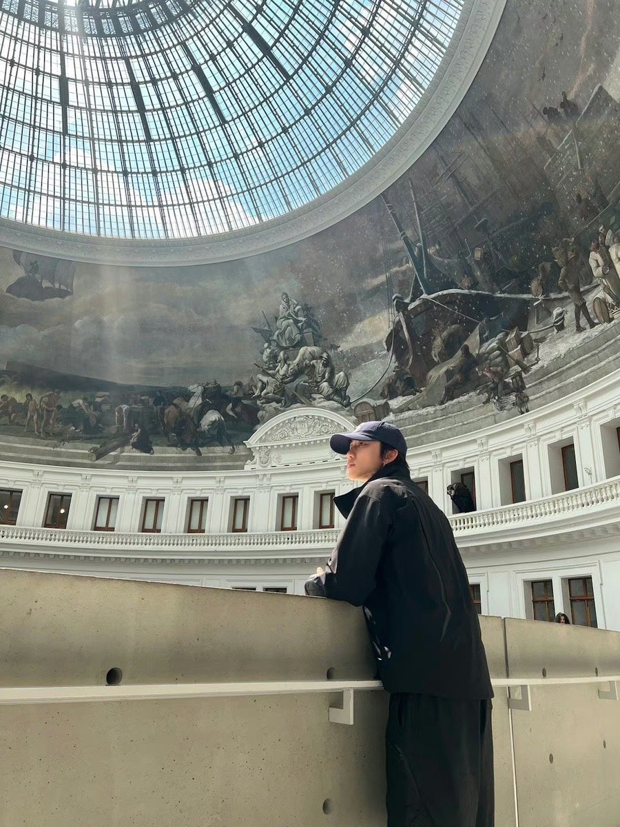 _haofolder_'s tweet photo. Nothing just minghao admiring artworks when he's a work of art himself 🫶 https://t.co/B2ssuppJSD
