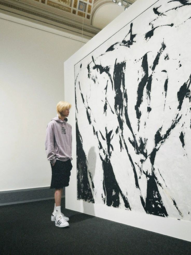 _haofolder_'s tweet photo. Nothing just minghao admiring artworks when he's a work of art himself 🫶 https://t.co/B2ssuppJSD