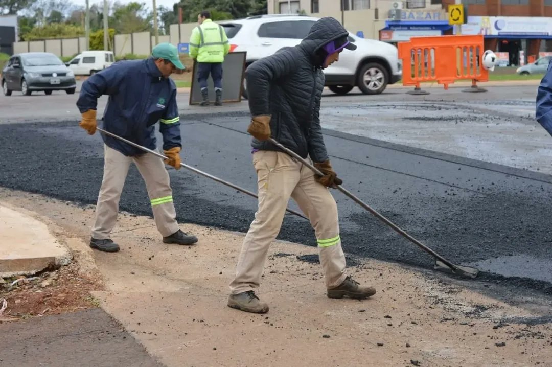 Crecimiento planificado para integrar y conectar Posadas 🛣️

A las obras hidráulicas que realizamos previamente para canalizar el agua, estamos avanzando en la carpeta de asfalto en la Av. Venezuela entre Alicia Moreau de Justo y Figueredo. 

#Repost <a href="/muniposadas/">Ciudad de Posadas</a>
#flordeciudad