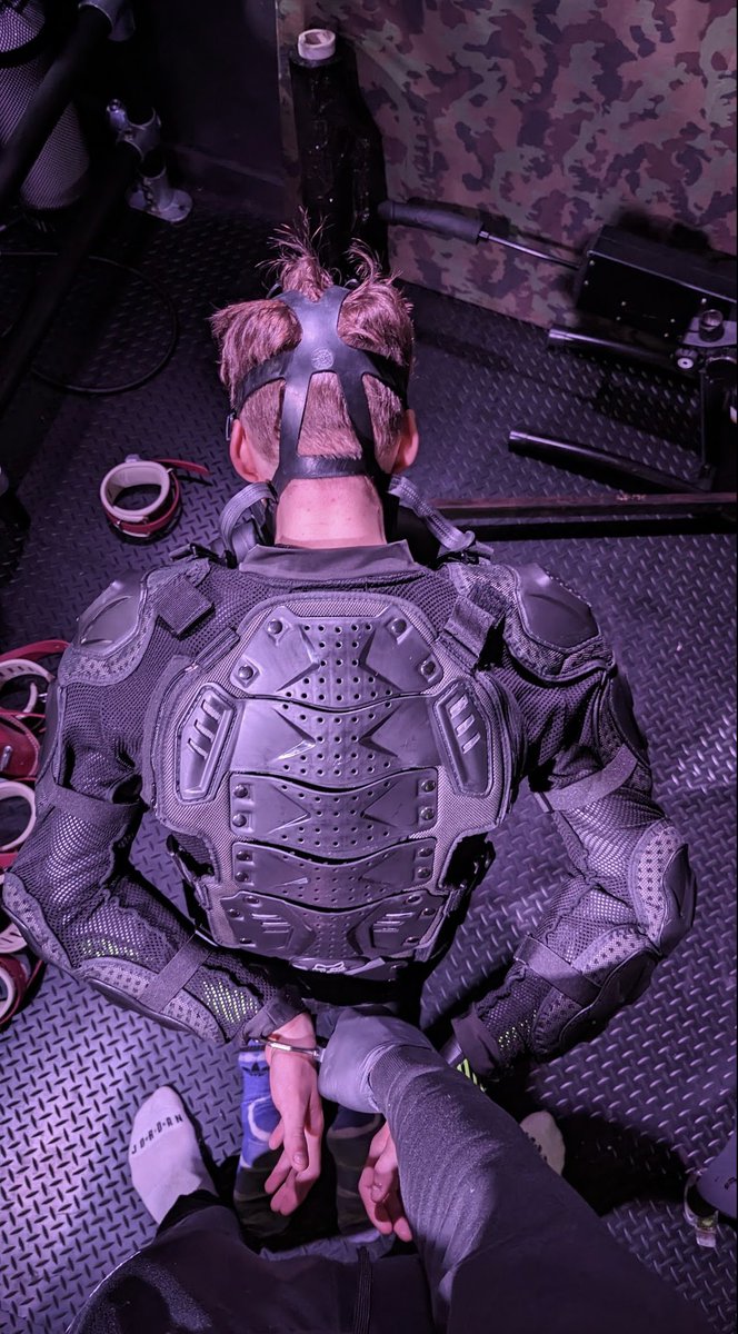 Ready to be used 😈😏
#gay #gayboy #twink #twinkgay #bondage #bondageboy #neopren #mx #kinky #gasmask #kinkytwink