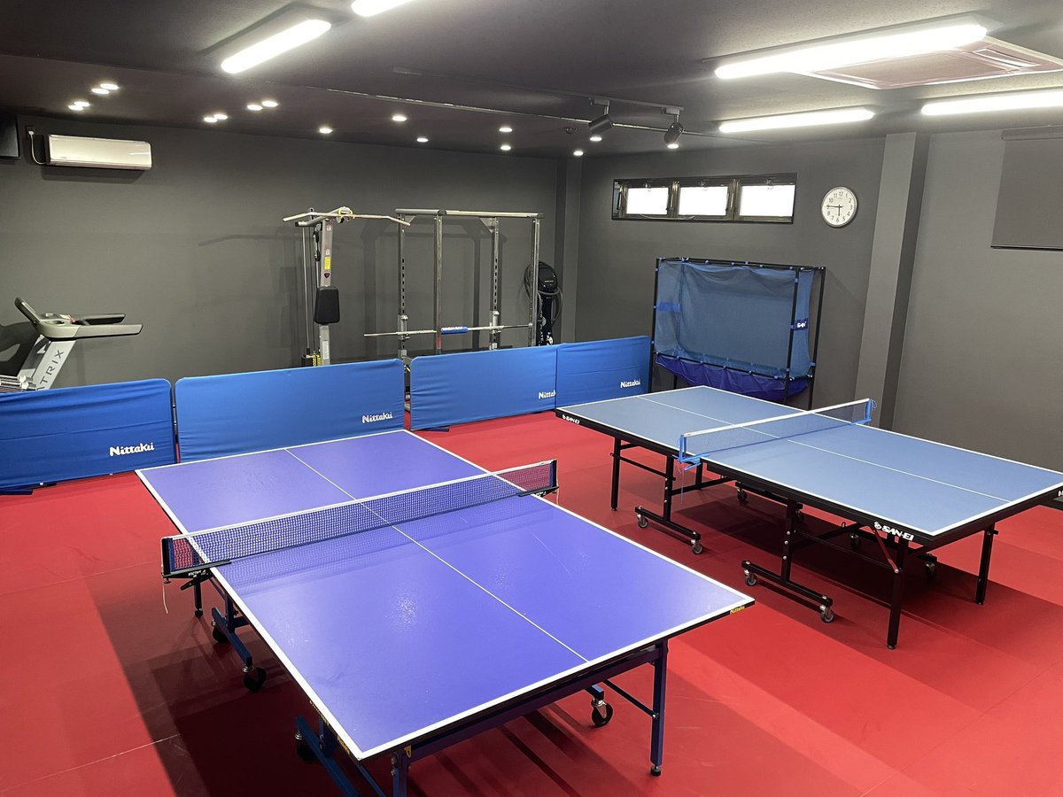 hanayasu55's tweet photo. コーチ募集中！
第一卓球場のご紹介🏓
赤マットの卓球場にトレーニングマシンも完備。
なかなか良い環境だと思うんだけど…笑
休みの日は卓球台もトレーニングマシンも使い放題！
#タクミ卓球クラブ
#コーチ募集中 https://t.co/IWKQIwk1jM